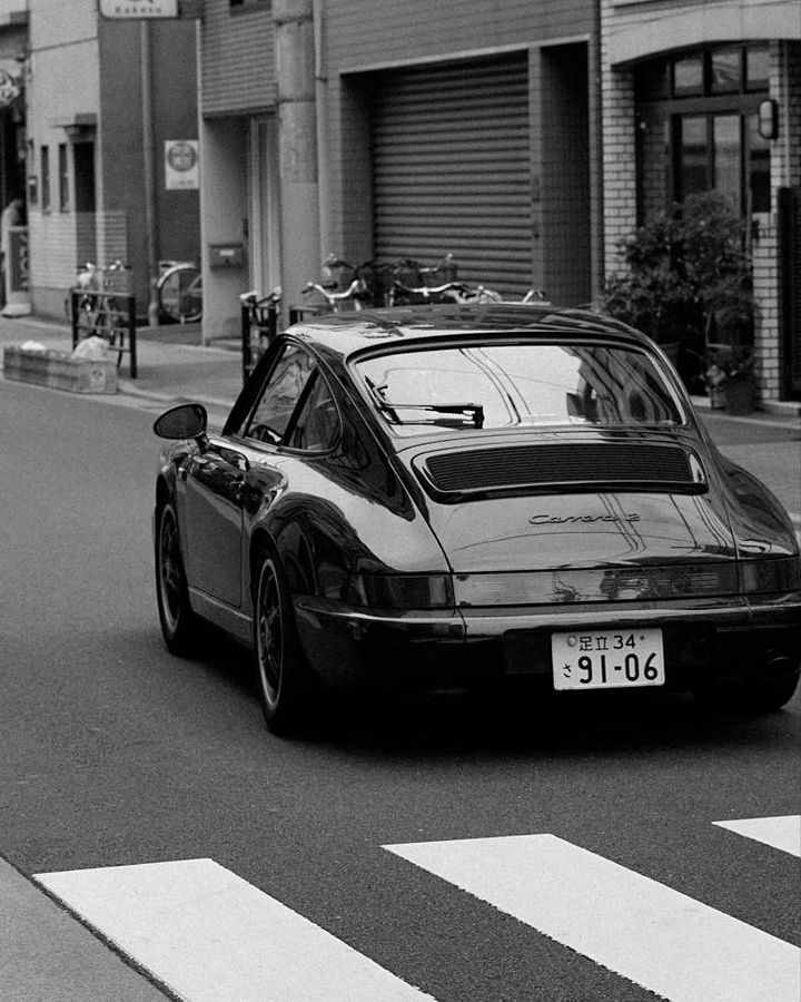 Klassischer Porsche 911 auf einer Straße in Tokio mit japanischem Kennzeichen