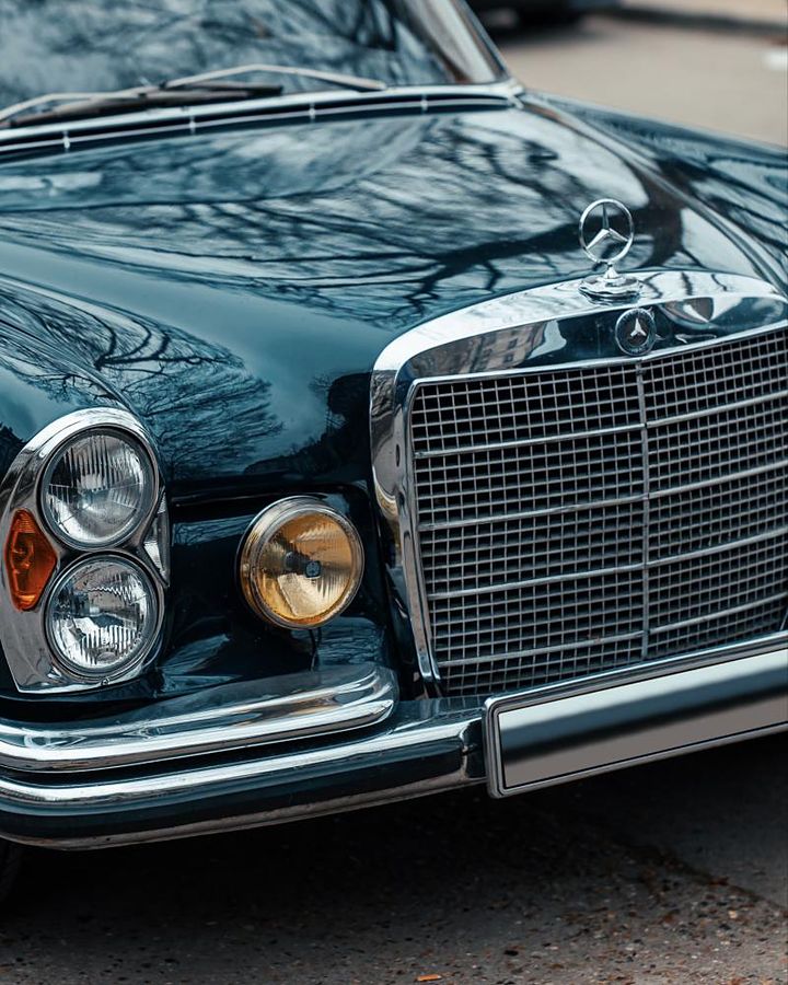 Front eines klassischen Mercedes-Benz mit Chromgrill